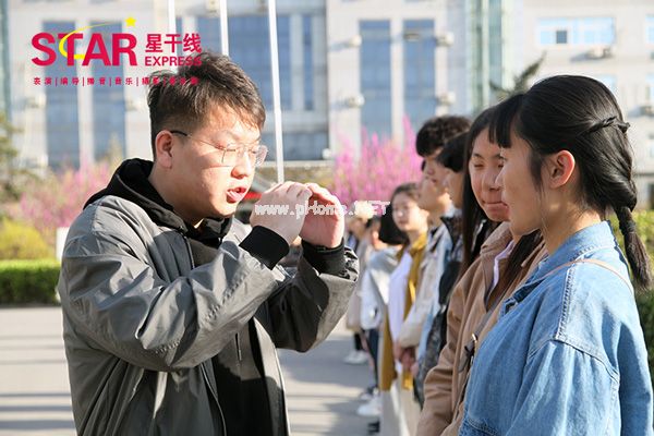 星干線藝考陳老師為同學們講解了表演臺詞專業知識以及合理用聲的秘籍技巧